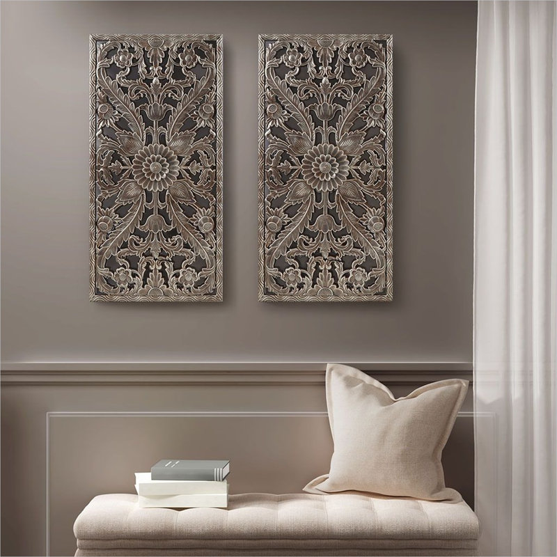 Ensemble de décoration murale en bois avec panneaux sculptés en forme de lotus et fini argenté vieilli, pour une installation verticale en intérieur.