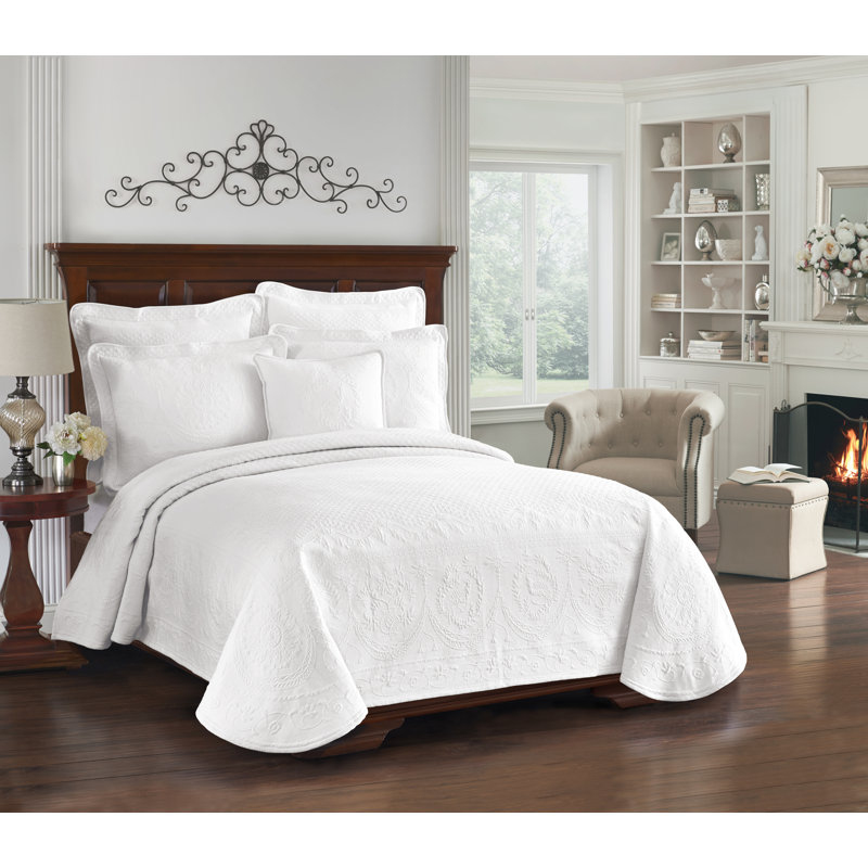 King Charles Matelasse Traditional Coverlet, Full, White