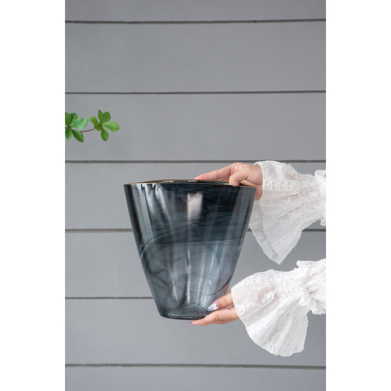 Vase en verre noir 9,3 x 4,7 x 9,3 po avec rebord doré