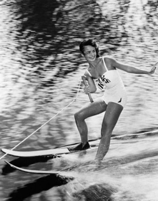 Jeune femme, ski nautique dans la mer, impression d'affiche (24 x 36)