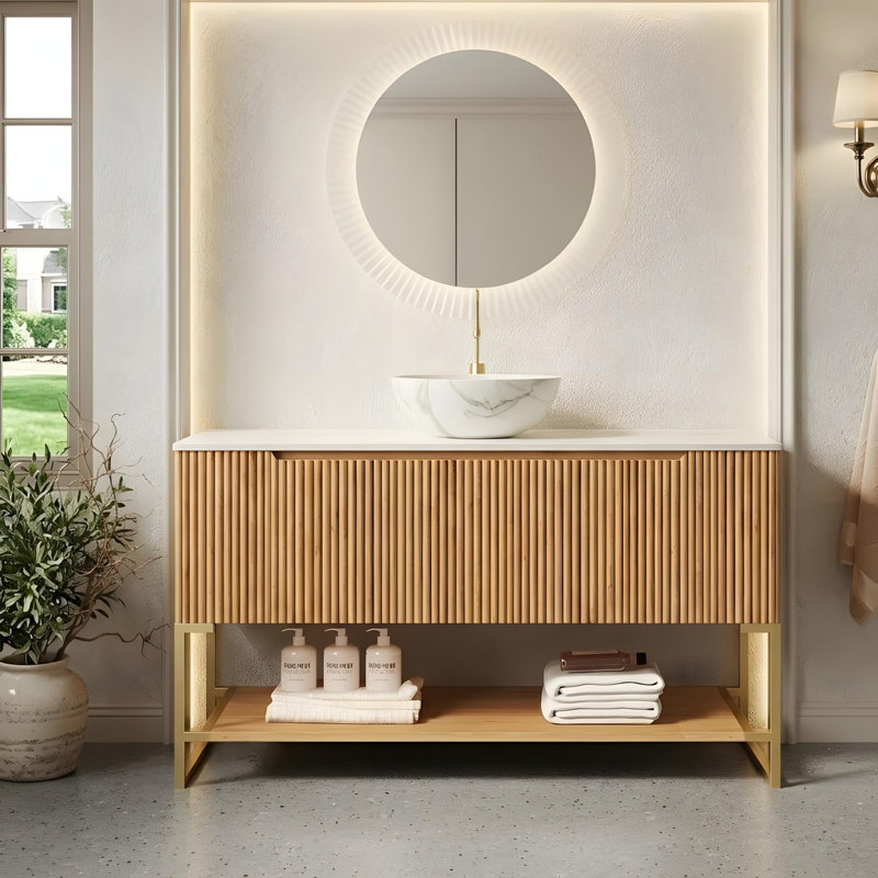 Armoire de salle de bain autoportante avec 3 portes et tablettes ouvertes