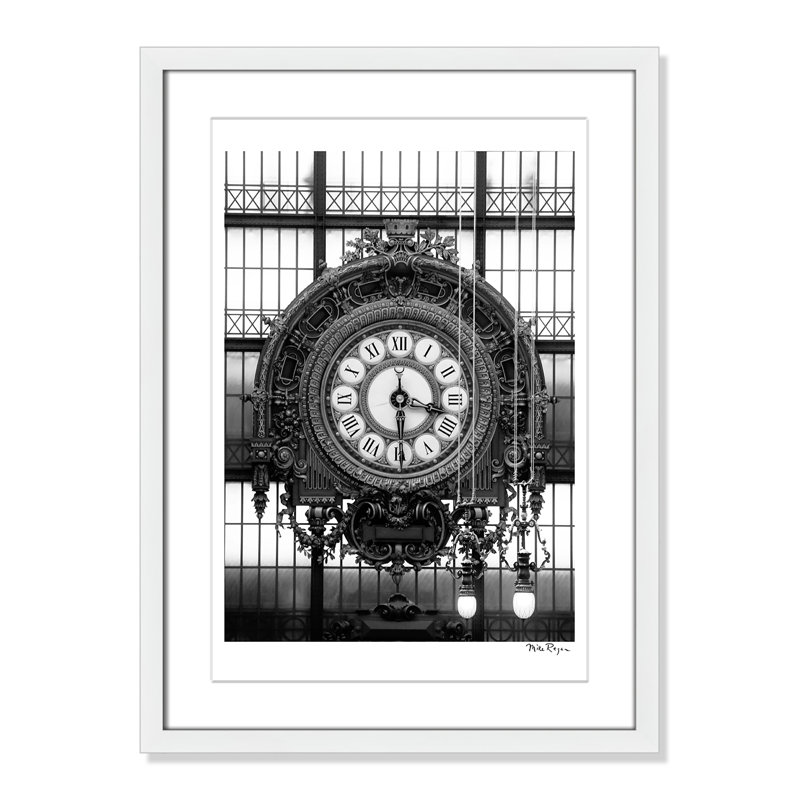 Horloge dorée du musée - impression de Paris par Mike Ragan, Papier avec cadre unique blanc, Blanc / Blanc