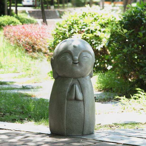 Statue de Jizo japonais chanceux qui prie