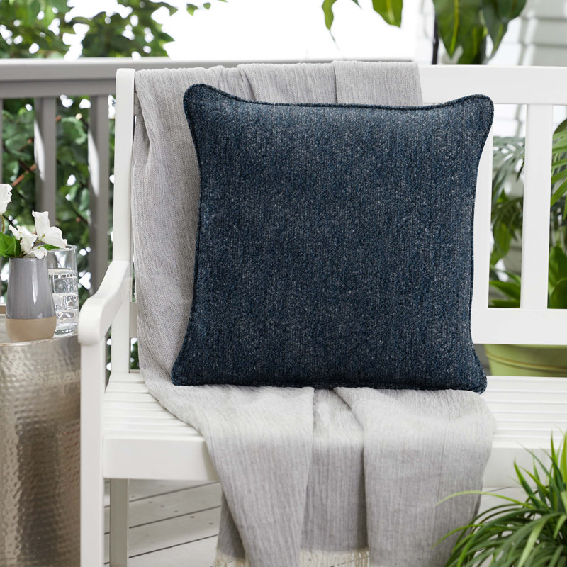 Coussin intérieur / extérieur Alaina Sunbrella® Boucle, 18 po x 18 po, Indigo