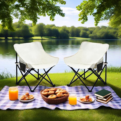 Lot de 2 chaises de camping beiges, pliables et confortables, avec coussins, poche latérale, structure en acier robuste, capacité de charge de 120 kg, faciles à transporter, sac de transport inclus, idéales pour la randonnée, les pique-niques et la plage.
