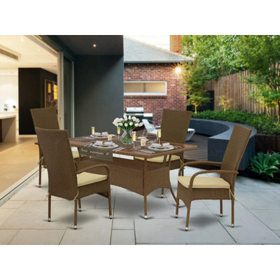 Ensemble de conversation pour patio 5 pièces comprenant une table de salle à manger rectangulaire en osier avec plateau en verre et 4 fauteuils de jardin avec coussin
