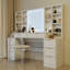Bureau de maquillage avec miroir et lumières, coiffeuse avec tiroirs et tablettes de rangement ouvertes