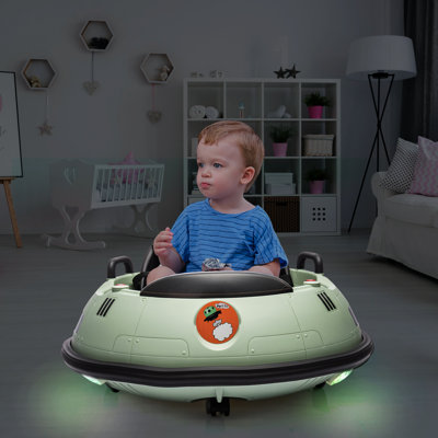 Tour de lit électrique à 360 ° pour enfants, jouet à roulettes 12V - Joysticks doubles, télécommande, lumières DEL, musique, ceinture de sécurité - intérieur / extérieur, siège vert / noir