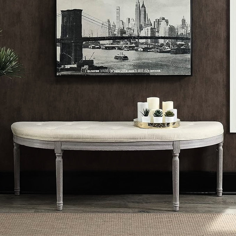 Banc rembourré beige à boutons côtiers avec pattes grises patinées, conception en demi-croissant pour optimiser l'espace dans les halls, structure, facile à nettoyer, nécessite un assemblage, look américain, forme de 55 profondeurs