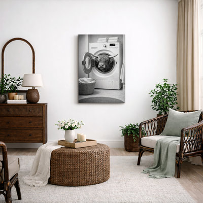 «Black and White Highland in Laundry Room», reproduction d'art sur toile encadrée, impression numérique sur toile