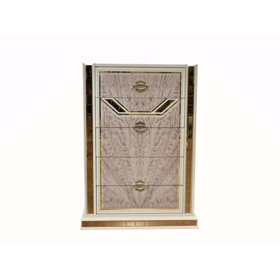 Commode Omari de style moderne à 5 tiroirs, en bois avec détails dorés, couleur beige.