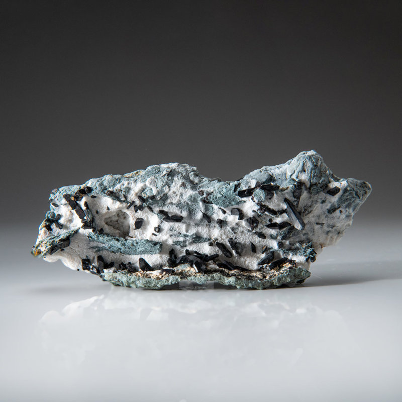 Neptunite sur Natrolite de la mine de pierres précieuses Benitoite, San Benito County, Californie