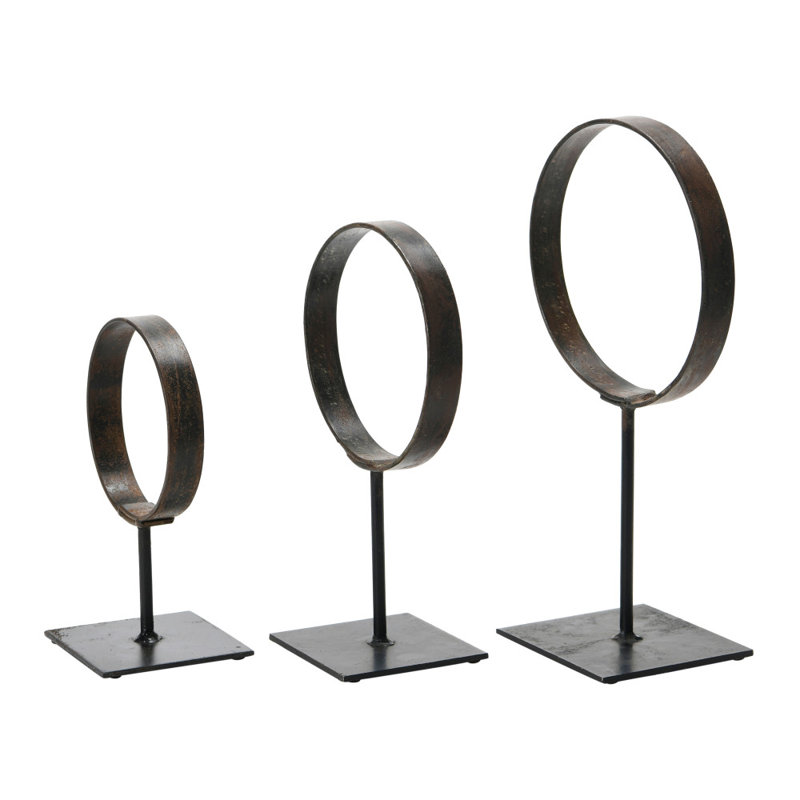Anneaux décoratifs modernes en métal sur des supports