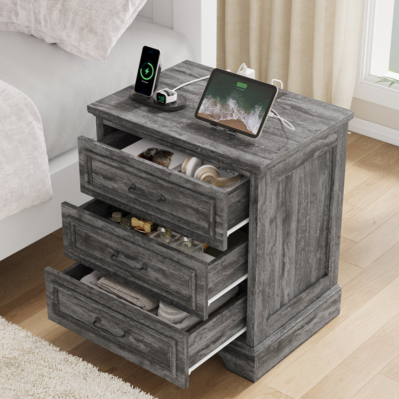 Table de chevet Farmhouse avec station de charge, table de bout large avec 3 grands tiroirs pour l'armoire de rangement de la table de chevet moderne, petite commode en bois pour le salon, le placard, le couloir, l'entrée du bureau, gris foncé