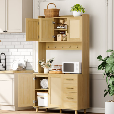 Armoire à café de 71 pouces de hauteur en rotin, huche de cuisine mince en bois avec 6 crochets, 3 tiroirs et 5 portes, support de micro-ondes rustique pour le salon, la salle à manger, naturel