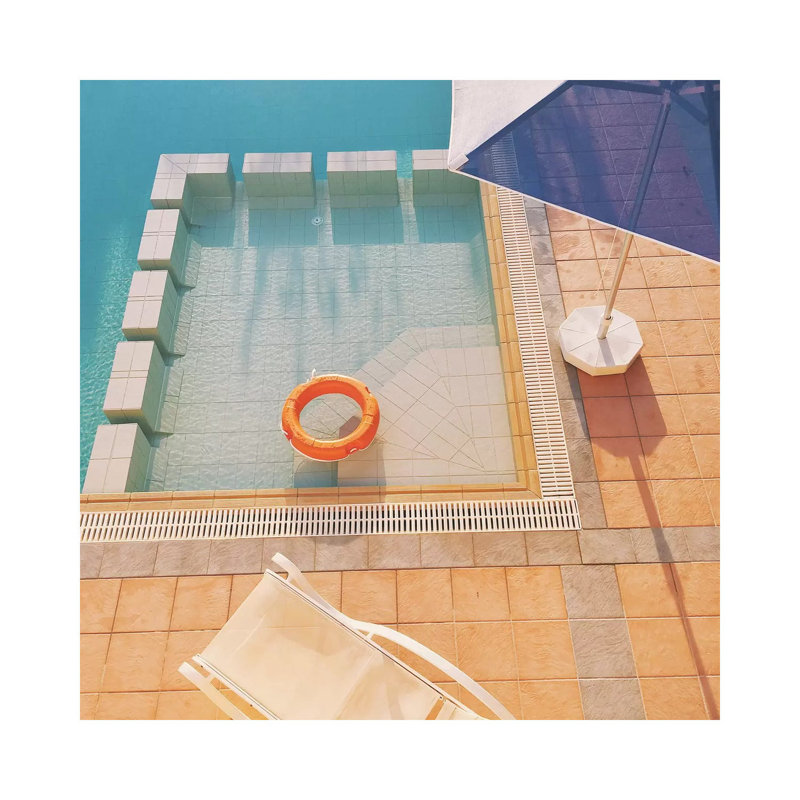 "Piscine" par Cassia Beck - Photographie sur toile tendue, H 12 po x l 12 po x P 0,75 po