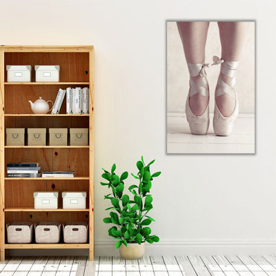 Gros plan d'une ballerine debout sur la pointe des pieds 1 - reproduction d'art sur toile
