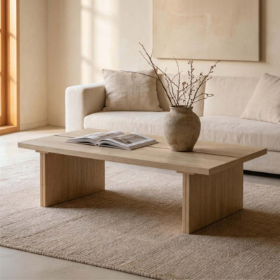 Table basse moderne en travertin avec plateau divisé, table de centre minimaliste d'aspect pierre, table basse rectangulaire en faux travertin avec pieds en dalle épaisse pour le salon Wabi-Sabi