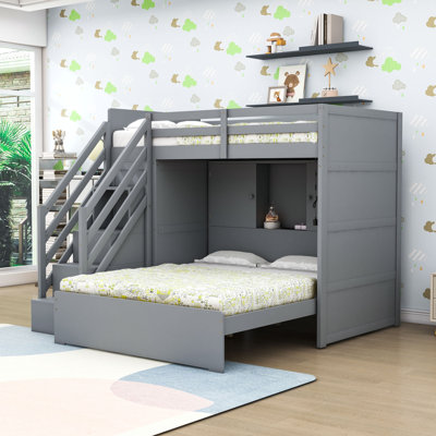 Lit simple superposé au dessus d'un lit double avec garde-robe intégrée, tablettes et escalier de rangement