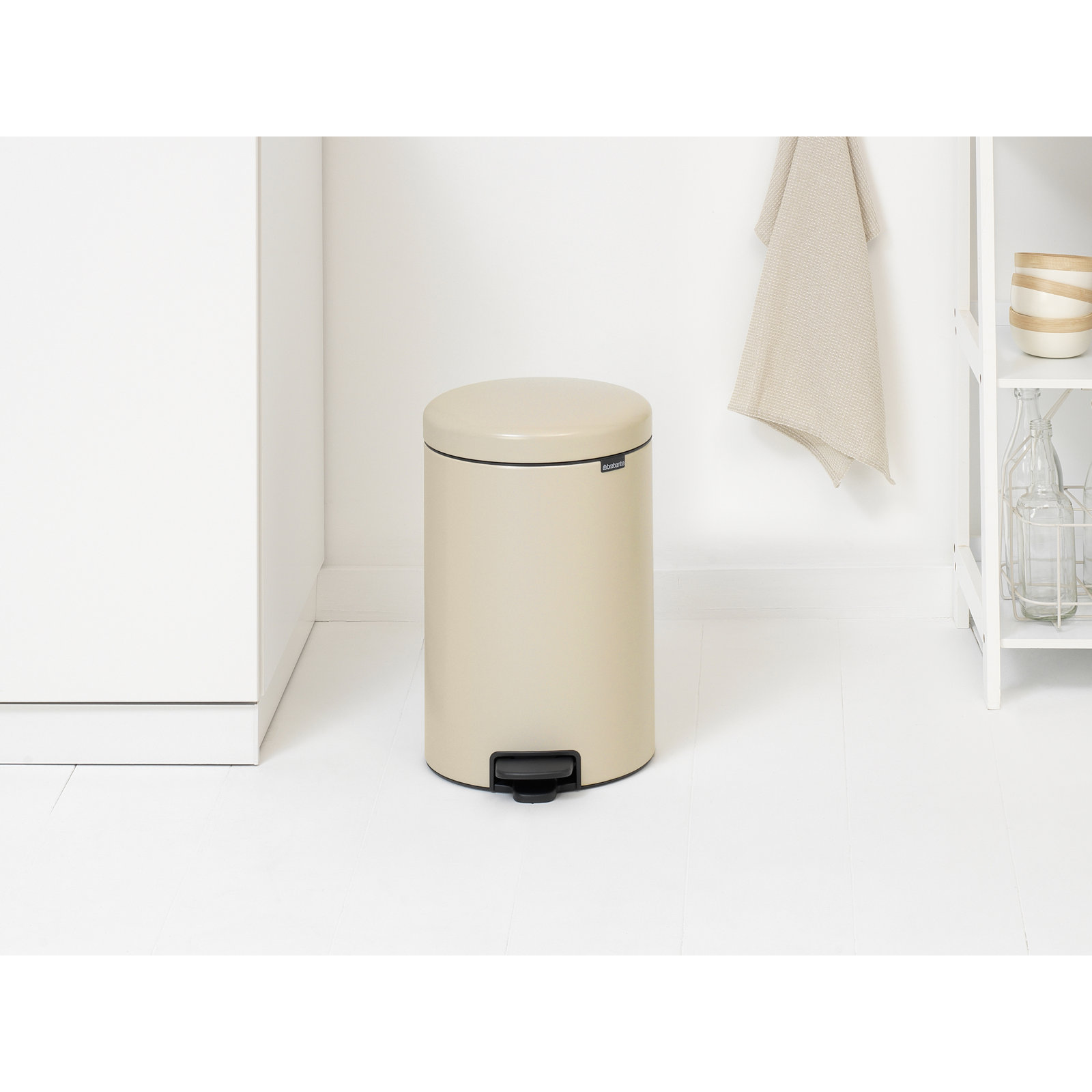 Brabantia Newicon Step On Trash Can, 5.3 Gallon (20 Liter), Soft Beige