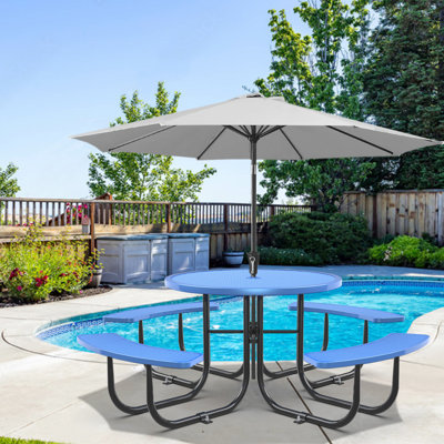Ensemble de table ronde et de chaises bleues avec trou pour parasol