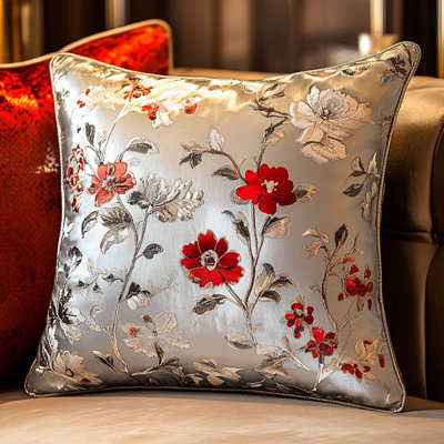 Coussin brodé à motif floral