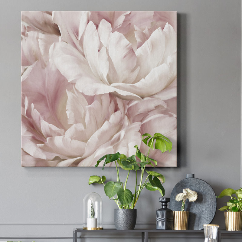 Intime Blush IV - reproduction sur toile tendue, H 24 po x l 24 po x P 1 po