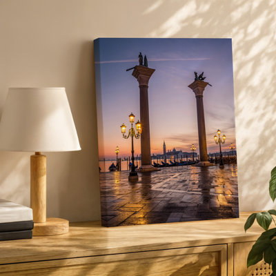 Toile «A Serene Dawn Scene In Venice» avec deux grandes colonnes d'art mural en pierre surmontées de statues fixées contre un ciel pastel doux pour art mural sur toile