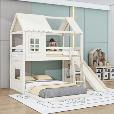 Lit superposé simple au dessus d'un lit double en bois avec tablettes, glissade et garde-robe ouverte