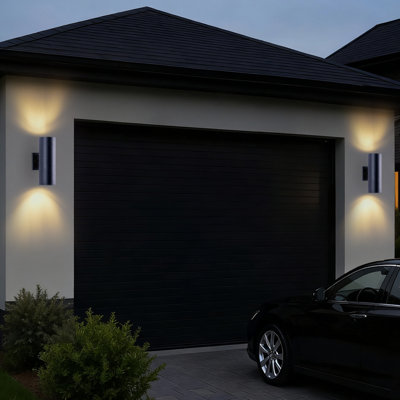 Appliques murales extérieures cylindriques 12 po, lumières murales extérieures en aluminium haut et bas, lumières de porche E26 pour garage et patio (ensemble de 2)