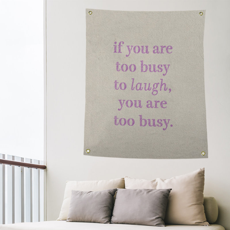 Tapisserie en polyester pour le temps pour les citations de rire, H 80 po x l 59 po, Blanc / violet
