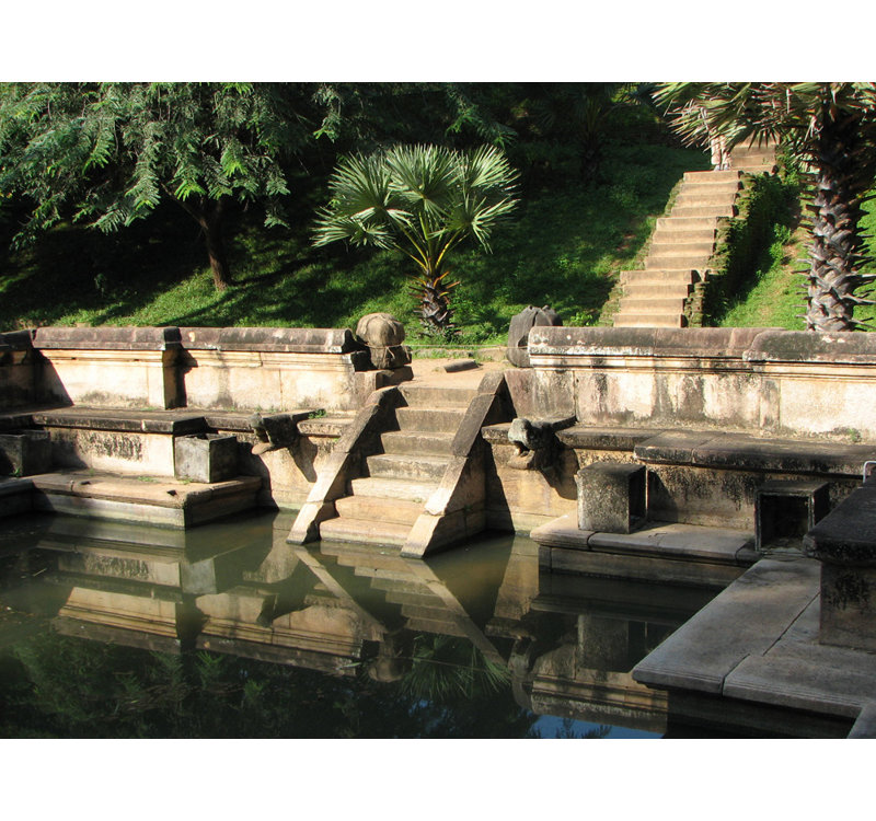 Bassin de Kumura Pukuna, sri lankais, H 14 po x l 18 po