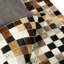 Tapis multicolore carré en patchwork de cuir de vache, tapis moderne-536109886