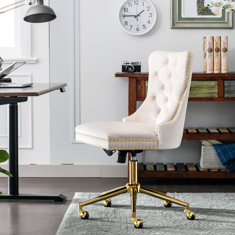 Chaise de bureau à domicile en velours beige avec base en métal doré, bouton et pivot réglable réglable par A&A Furniture Rich - Tissu, bouton, base