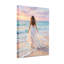 Femme de Saint-Valentin en robe blanche marchant sur la plage au coucher du soleil-547182214