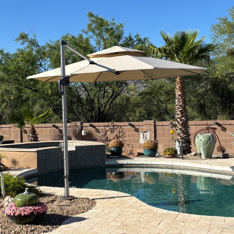 Parasol rond en porte-à-faux à manivelle 144 po avec base Sharayne Sharayne, beige, Beige
