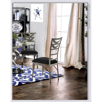 Chaises de salle à manger contemporaines en métal argenté avec siège en microfibre noir, dossier en échelle et revêtement thermolaqué durable pour les salles à manger modernes