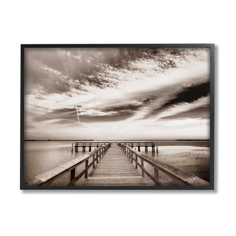 Quai avec ciel nuageux encadré sur bois par Danita Delimont, Giclée encadrée noir minuit, H 16 po x l 20 po x P 1,5 po