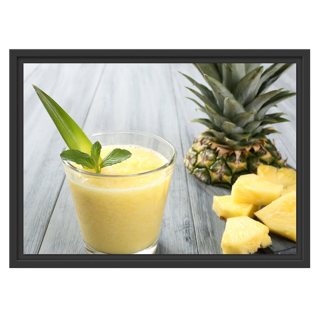 Gerahmtes Wandbild Ananas Cocktail auf Holztisch