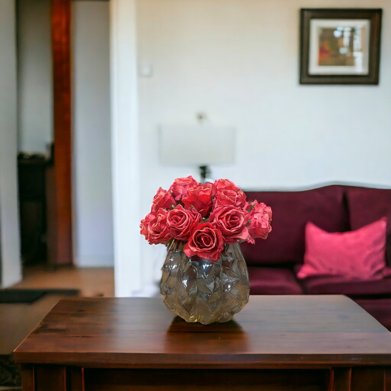 Roses séchées disposées dans un vase décoratif, Rouge, Gris