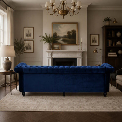 Canapé luxueux 3 places de style Chesterfield avec revêtement en velours, capitonnage à boutons et accents cloutés pour salons élégants