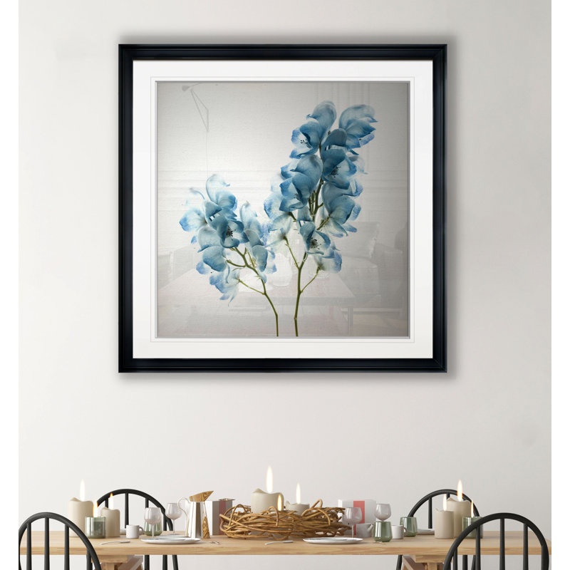 «Gorgeous Blue II», reproduction de photo, H 17,5 po x l 17,5 po x P 1,5 po, Cadre plastique noir