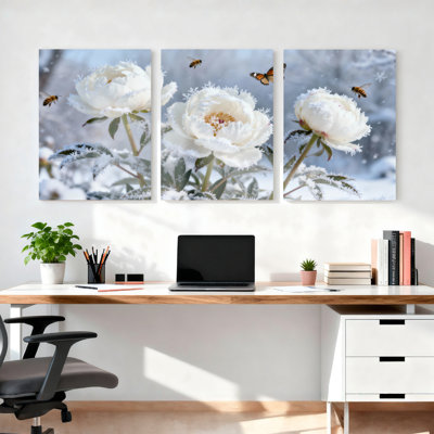 Ensemble de 3 toiles murales représentant des pivoines blanches, des abeilles et des papillons dans un paysage hivernal enneigé.