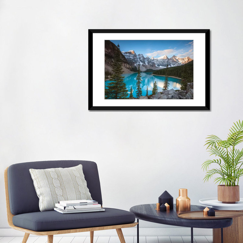 Iconic Moraine Lake par Matteo Colombo - Impression sur toile tendue sur châssis, Papier d'art encadré noir, Blanc