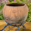 Ensemble de 2 pots à fleurs en céramique avec trépieds en métal-132127368