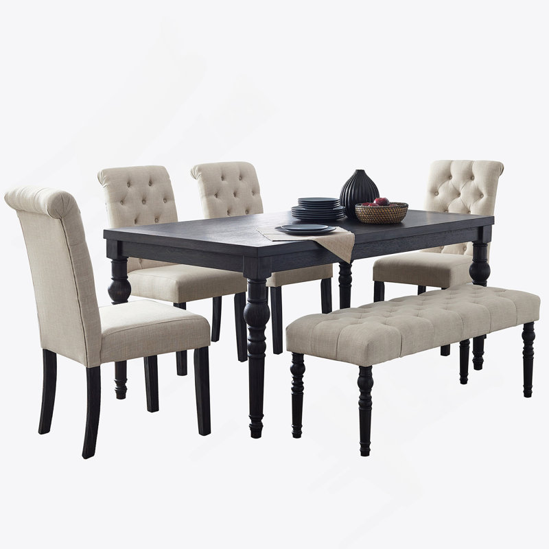 Ensemble de salle à manger en bois délavé de style urbain comprenant une table, quatre chaises et un banc pour une expérience culinaire charmante