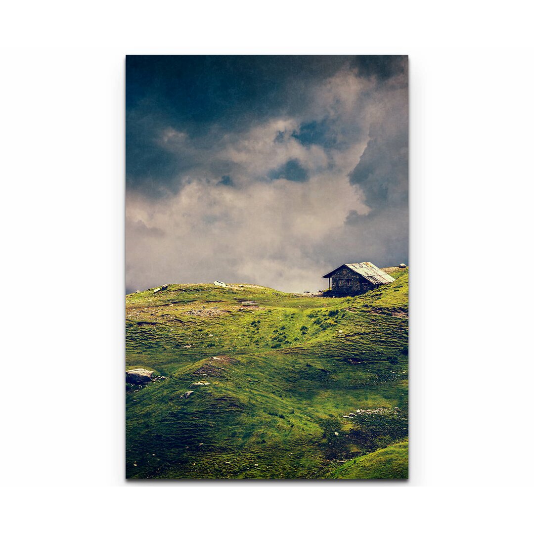 Leinwandbild Altes Haus in den Bergen auf einer Alpenwiese