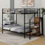 Lit superposé simple au-dessus d'un lit double en métal avec tablettes grillagées et garde-robe-1958594761