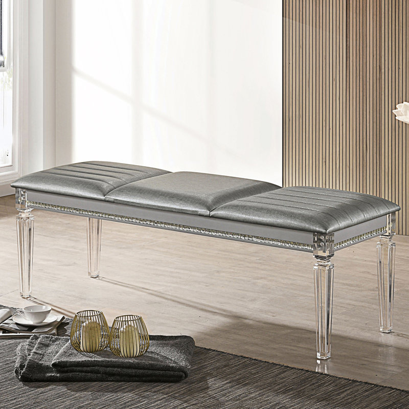 Banc de rangement à l'extrémité du lit