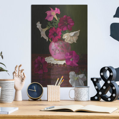 Pétunias dans un vase rose par Christopher Pierce